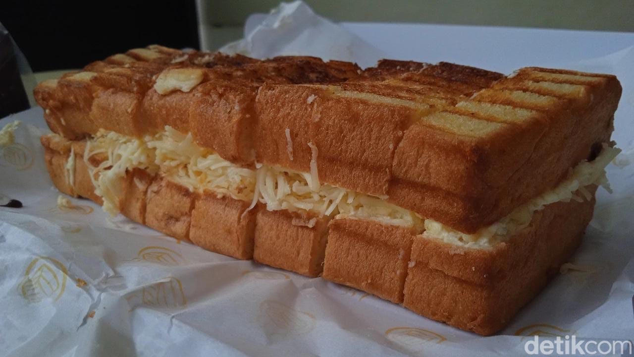 Luber Toppingnya! Bolu Bakar khas Bandung Ini Sedang Viral