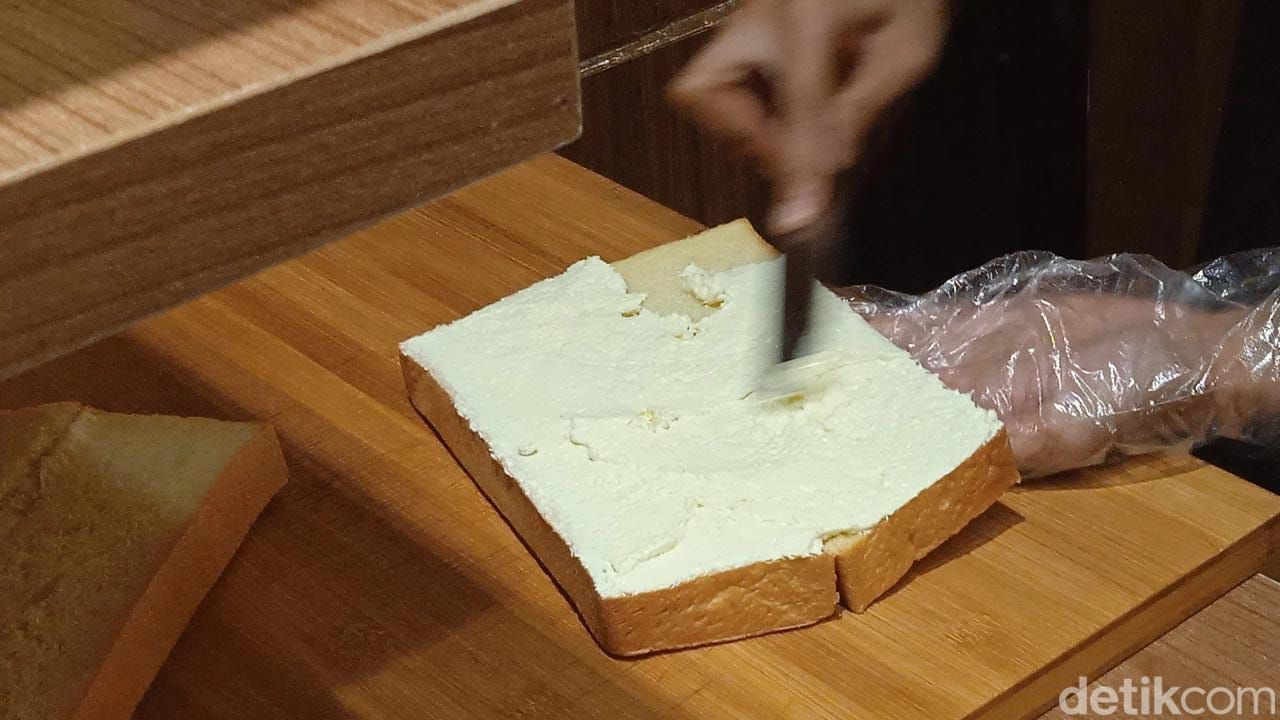 Luber Toppingnya! Bolu Bakar khas Bandung Ini Sedang Viral