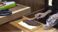Selain keju premium ada juga bolu bakar cokelat yang tak kalah lezat. Cokelatnya dioleskan dengan tebal hingga meleleh keluar ketika dipanggang. Foto: detikcom
