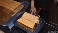 Untuk membuat bolu bakar, ada kue bolu yang dibentuk mirip roti. Teksturnya lembut dengan ketebalan yang kalah seperti roti bakar khas Bandung pada umumnya. Foto: detikcom