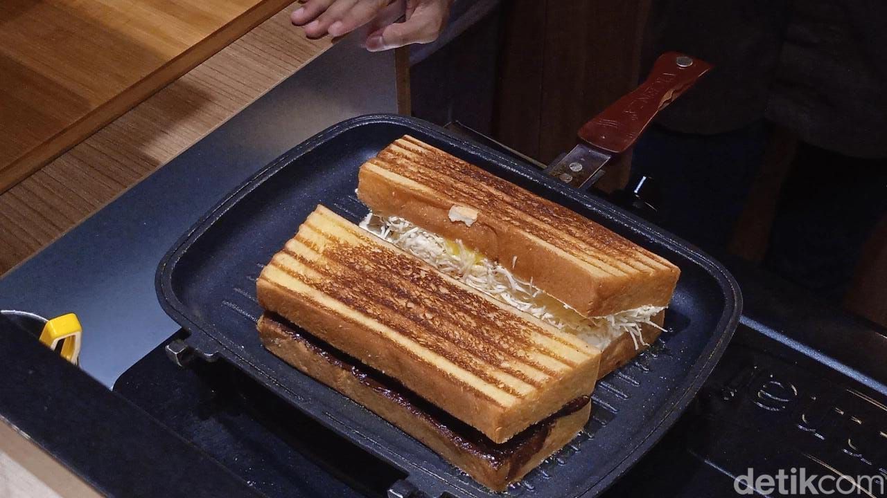 Luber Toppingnya! Bolu Bakar khas Bandung Ini Sedang Viral