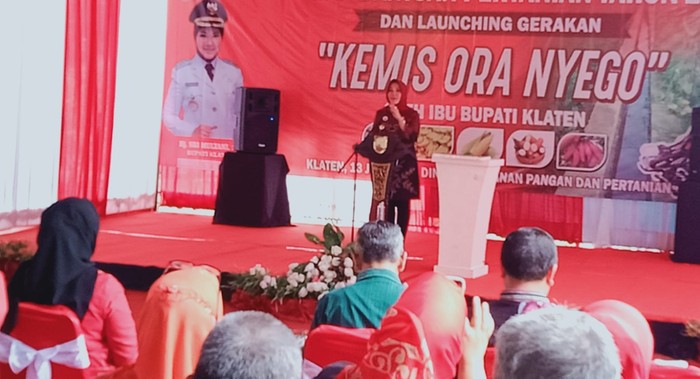 Bupati Klaten Sri Mulyani melaunching gerakan Kemis Ora Nyego