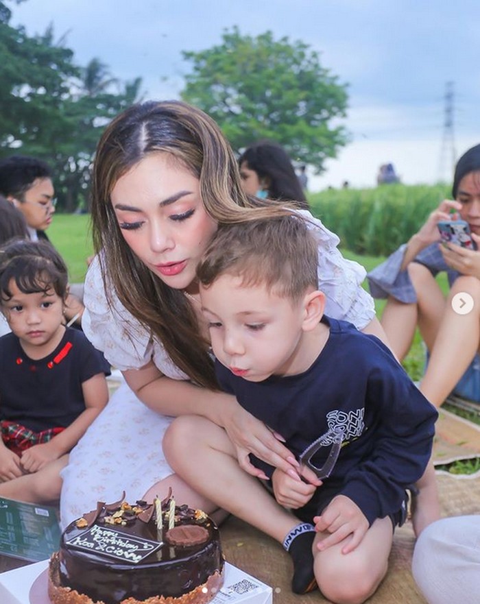Cantiknya Celine Evangelista Saat Ngemil Es Krim dan Ngopi