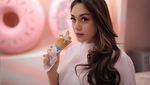 Pose Keren Celine Evangelista Saat Ngemil Es Krim dan Ngopi