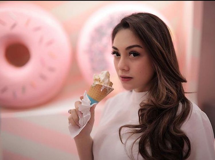 Pose Keren Celine Evangelista Saat Ngemil Es Krim dan Ngopi