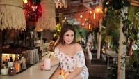 Nongkrong di kafe dengan minum jus buah jadi cara Celine untuk menghabiskan waktu luangnya. Foto: Instagram @celine_evangelista
