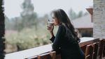 Pose Keren Celine Evangelista Saat Ngemil Es Krim dan Ngopi