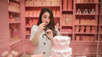  Mampir ke toko kue serba pink, Celine dibuat ngiler dengan cake cantik tiga tingkat dengan nuansa merah muda. Foto: Instagram @celine_evangelista