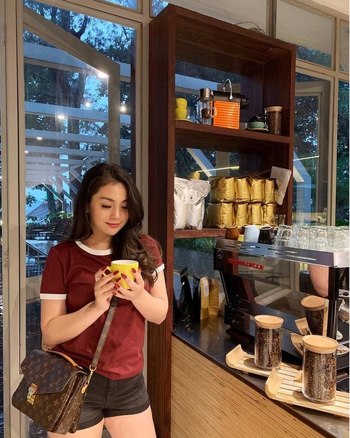 Cantiknya Celine Evangelista Saat Ngemil Es Krim dan Ngopi Cantiknya Celine Evangelista Saat Ngemil Es Krim dan Ngopi