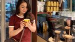 Pose Keren Celine Evangelista Saat Ngemil Es Krim dan Ngopi