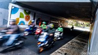 Di samping itu, mural warna-warni ini diharapkan mempercantik kolong Semanggi.  