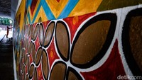 Petugas PPSU Kelurahan Bendungan Hilir melukis mural di kolong Semanggi, Jakarta Pusat, Kamis (13/7/2023).  