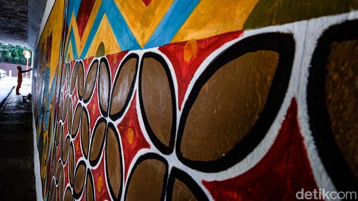 Cegah Vandalisme, Kolong Semanggi Dipercantik Mural Kolong Semanggi tengah dipercantik dengan mural. Pembuatan mural dilakukan untuk mencegah vandalisme.