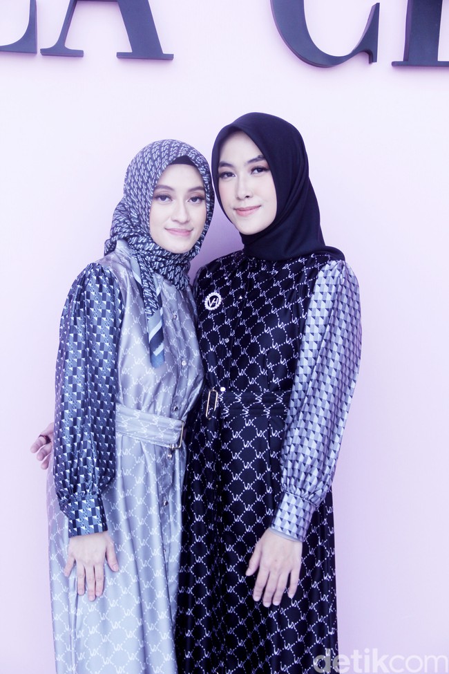 Vanilla Hijab merilis koleksi terbarunya bertajuk CEO Era untuk mendukung sesama wanita agar bisa berkarya kapanpun dan di manapun. Fashion show Vanilla Hijab diadakan di Park Hyat, Jakarta Pusat, Rabu [12/7/2023]. Foto: Mohammad Abduh/Detikcom.