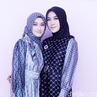 Vanilla Hijab merilis koleksi terbarunya bertajuk CEO Era untuk mendukung sesama wanita agar bisa berkarya kapanpun dan di manapun. Fashion show Vanilla Hijab diadakan di Park Hyat, Jakarta Pusat, Rabu [12/7/2023]. Foto: Mohammad Abduh/Detikcom.