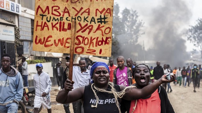 Demo Biaya Hidup di Kenya Berujung Bentrok dengan Polisi, 6 Orang Tewas A protester burns tyres to block the road in the Kibera neighborhood of Nairobi, Kenya, Wednesday, July 12, 2023. Anti-government protesters are demonstrating in a number of Kenyan cities against newly imposed taxes and the cost of living. (AP Photo/Samson Otieno)