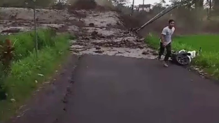 Detik-detik remaja lari tinggalkan motor saat banjir lahar dingin Semeru meluap.