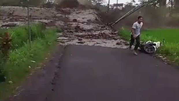 Detik-detik remaja lari tinggalkan motor saat banjir lahar dingin Semeru meluap.