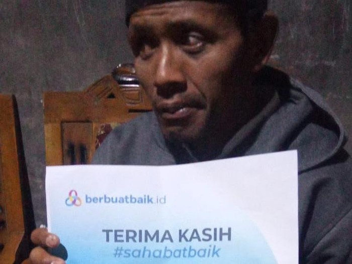 Robin, peternak tunanetra asal Semarang bisa memperbaiki rumahnya berkat donasi dari sahabat baik. Kini, Robin sekeluarga tinggal di tempat yang lebih baik.