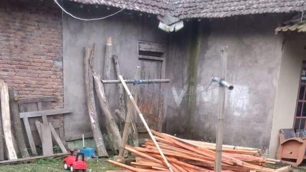 Robin, peternak tunanetra asal Semarang bisa memperbaiki rumahnya berkat donasi dari sahabat baik. Kini, Robin sekeluarga tinggal di tempat yang lebih baik.