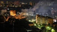 Unit anti-pesawat Ukraina menyerang drone Rusia pada malam ketiga yang terjadi berturut-turut di sekitar Kyiv, Kamis (13/7). REUTERS/Gleb Garanich  