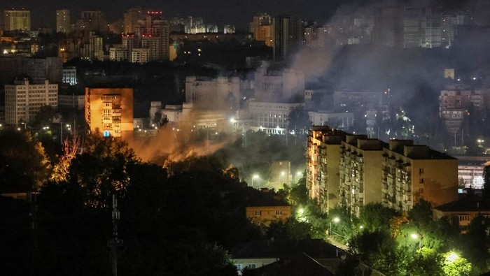 Drone Rusia Hantam Apartemen di Kyiv Ukraina Smoke rises in the sky over the city after a Russian drone strike, amid Russia's attack on Ukraine, in Kyiv, Ukraine July 13, 2023. REUTERS/Gleb Garanich
