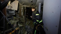 Klitschko juga melaporkan kebakaran di sebuah gedung apartemen di Podil. Dua orang terluka ketika puing-puing merusak satu lantai gedung apartemen di distrik Darnytskyi di sebelah timur kota. REUTERS/Valentyn Ogirenko  