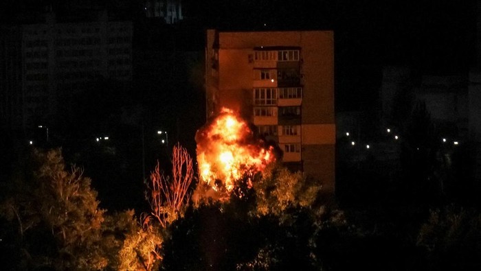 Drone Rusia Hantam Apartemen di Kyiv Ukraina A view of an explosion of a drone in the city during a Russian drone strike, amid Russia's attack on Ukraine, in Kyiv, Ukraine July 13, 2023. REUTERS/Gleb Garanich TPX IMAGES OF THE DAY