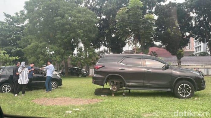 Dua ban mobil calon dokter spesialis dicuri di parkiran RSUP Adam Malik Medan.