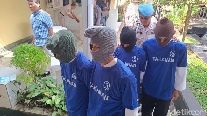 Empat tersangka kasus pemerkosaan dikeler di Mapolres Purbalingga, Kamis (13/7/2023).