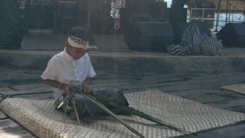 Lomba ngulat atau (menganyam) janur menjadi salah satu kegiatan yang mengisi pre-event Festival Jatiluwih pada Juni 2023 lalu.