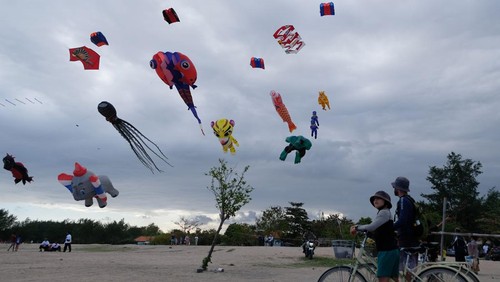 Peserta asal Jepang menerbangkan layang-layang saat Sanur International Kite Festival di Pantai Mertasari, Denpasar, Bali, Rabu (12/7/2023). Festival layang-layang yang digelar pada 12-13 Juli 2023 tersebut mengusung tema Melayangan Santai dengan diikuti peserta dalam negeri dan puluhan peserta dari luar negeri yakni Polandia, Swedia, Filipina, Singapura, Malaysia, Thailand, Jepang serta Australia. ANTARA FOTO/Nyoman Hendra Wibowo/nym.