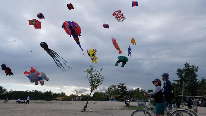 Peserta asal Jepang menerbangkan layang-layang saat Sanur International Kite Festival di Pantai Mertasari, Denpasar, Bali, Rabu (12/7/2023). Festival layang-layang yang digelar pada 12-13 Juli 2023 tersebut mengusung tema Melayangan Santai dengan diikuti peserta dalam negeri dan puluhan peserta dari luar negeri yakni Polandia, Swedia, Filipina, Singapura, Malaysia, Thailand, Jepang serta Australia. ANTARA FOTO/Nyoman Hendra Wibowo/nym.