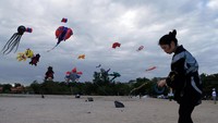 Tampak peserta asal Jepang tengah menerbangkan layang-layang. 