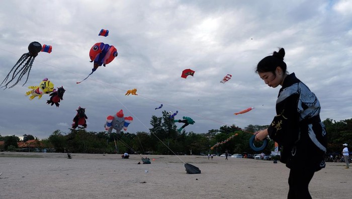 Festival layang-layang internasional di Bali Peserta asal Jepang menerbangkan layang-layang saat Sanur International Kite Festival di Pantai Mertasari, Denpasar, Bali, Rabu (12/7/2023). Festival layang-layang yang digelar pada 12-13 Juli 2023 tersebut mengusung tema Melayangan Santai dengan diikuti peserta dalam negeri dan puluhan peserta dari luar negeri yakni Polandia, Swedia, Filipina, Singapura, Malaysia, Thailand, Jepang serta Australia. ANTARA FOTO/Nyoman Hendra Wibowo/nym.