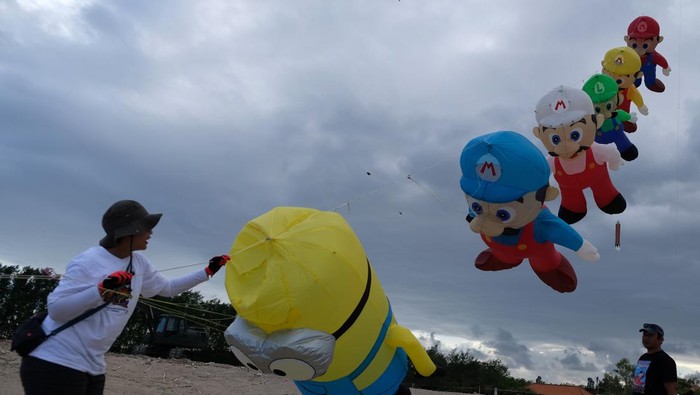 Festival layang-layang internasional di Bali Peserta asal Jepang menerbangkan layang-layang saat Sanur International Kite Festival di Pantai Mertasari, Denpasar, Bali, Rabu (12/7/2023). Festival layang-layang yang digelar pada 12-13 Juli 2023 tersebut mengusung tema Melayangan Santai dengan diikuti peserta dalam negeri dan puluhan peserta dari luar negeri yakni Polandia, Swedia, Filipina, Singapura, Malaysia, Thailand, Jepang serta Australia. ANTARA FOTO/Nyoman Hendra Wibowo/nym.