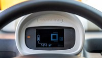 Fiturnya sama seperti Citroen Ami, yakni pendingin kabin, speaker Bluetooth, soket USB, tempat menaruh botol, dan beberapa fitur standar lain. Foto: Doc. Fiat