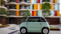 Sama seperti Citroen Ami, Topolino EV tersedia melalui dua varian berbeda, yakni dengan pintu dan tanpa pintu. Khusus untuk varian tanpa pintu, pabrikan menambahkan aksesori berbentuk tali yang bisa dilepas-pasang dengan sederhana. Foto: Doc. Fiat