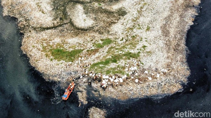 Sampah mengendap membentuk seperti pulau di kawasan hutan mangrove Muara Angke, Jakarta Utara, Jakarta. Begini potretnya dari udara.