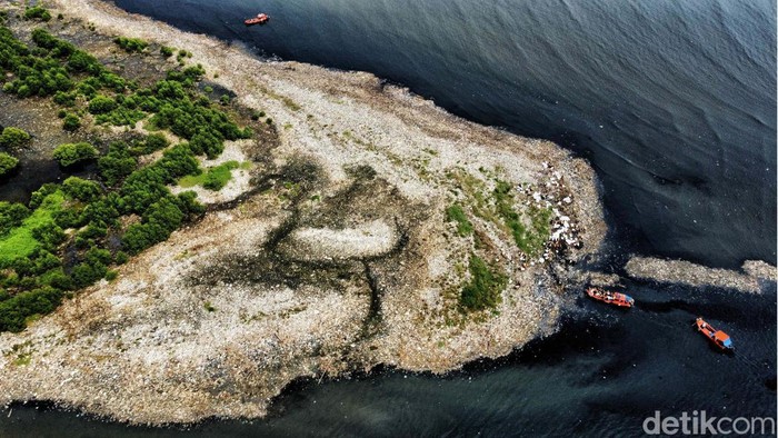 Foto Udara 'Pulau' Sampah di Muara Angke Sampah mengendap membentuk seperti pulau di kawasan hutan mangrove Muara Angke, Jakarta Utara, Jakarta. Begini potretnya dari udara.