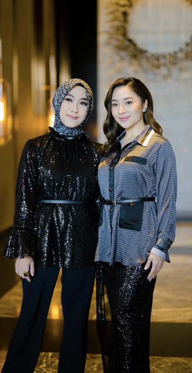 Nikita Willy berpose dengan salah satu pemilik Vanilla Hijab, Intan Kusuma Fauzia. Nikita mengenakan kemeja dengan motif monogram yang terdapat detail saku pada bagian depan. Foto: Dok. Instagram @vanillahijab.