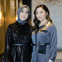Nikita Willy berpose dengan salah satu pemilik Vanilla Hijab, Intan Kusuma Fauzia. Nikita mengenakan kemeja dengan motif monogram yang terdapat detail saku pada bagian depan. Foto: Dok. Instagram @vanillahijab.