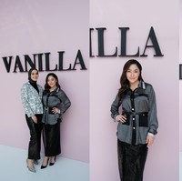 Wanita bernama lengkap Nikita Purnama Willy ini juga mengabadikan momen foto bersama dengan para muse lainnya Hamidah Rachmayanti, Dwi Handayani dan Tiqasya. Pesona ibu satu orang anak ini berhasil membuat publik terpana. Foto: Dok. @vanillahijab.