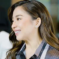 Wanita kelahiran 29 Juni 1994 ini tampil flawless dengan makeup yang segar, pulasan blush on coral dan lip glos peach. Rambut pirangnya ditata sleek dan bergelombang. Foto: Dok. Instagram @vanillahijab.