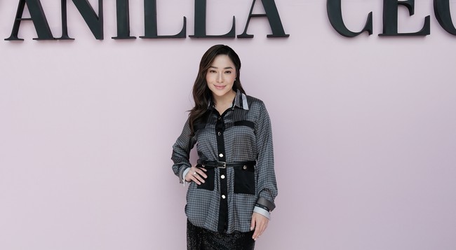 Agar membentuk badan, pemeran film From London to Bali ini menambahkan kemeja dengan belt di bagian pinggang. Nikita memadukan kemejanya dengan sequin midi skirt hitam. Foto: Dok. @vanillahijab.