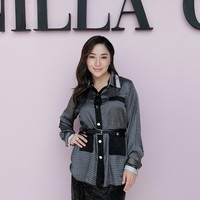 Agar membentuk badan, pemeran film From London to Bali ini menambahkan kemeja dengan belt di bagian pinggang. Nikita memadukan kemejanya dengan sequin midi skirt hitam. Foto: Dok. @vanillahijab.