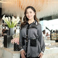 Sosok Nikita Willy kerap mencuri atensi publik dengan penampilannya. Kali ini penampilan Nikita Willy kembali jadi sorotan ketika didapuk menjadi muse untuk brand hijab dan busana muslim lokal, Vanilla Hijab. Istri Indra Priawan itu mengenakan salah satu koleksi Vanilla Hijab yang bertajuk CEO Era. Foto: Dok. Instagram @vanillahijab.