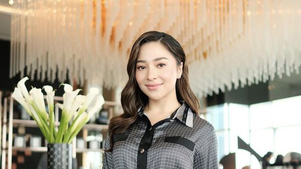 Gaya Nikita Willy tampil simpel dan elegan dengan kemeja dan rok.