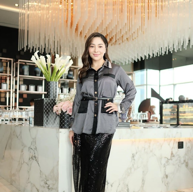 Nikita tampil dengan busana monokrom saat menjadi muse Vanilla Hijab. Melihat kakak-kakak cantik di sini yang berhijab dengan model yang berbeda-beda, dengan keunikannya masing-masing, itu membuat aku wow. Memakai hijab itu tidak membatasi kita untuk mengikuti fashion, ujarnya. Foto: Dok. Instagram @vanillahijab.