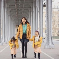 Gaya potongan bertumpuk menggunakan paduan atasan, rok pendek, legging , dan jaket tebal pada busana Sarwendah serta kedua putrinya bisa menjadi inspirasi street style ketika pergi berlibur saat musim dingin. Foto: Instagram @sarwendah29